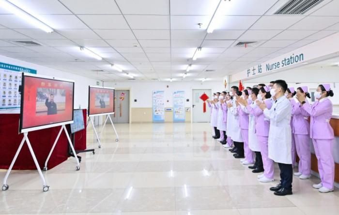PG88 go Bắn cá Trung Quốc Tập Cận Bình trao đổi với nhân viên y tế tại bệnh viện thuộc Đại học Y Cáp Nhĩ Tân, tỉnh Hắc Long Giang qua video trực tuyến. Ảnh - Xinhua