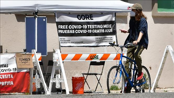 Một điểm xét nghiệm COVID-19 tại Los Angeles, California, Mỹ. Ảnh: AFP/TTXVN