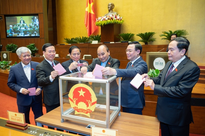 Các đại biểu Quốc hội bỏ phiếu phê chuẩn đề nghị của Thủ tướng Chính phủ về việc bổ nhiệm Phó Thủ tướng Chính phủ nhiệm kỳ 2021-2026.
