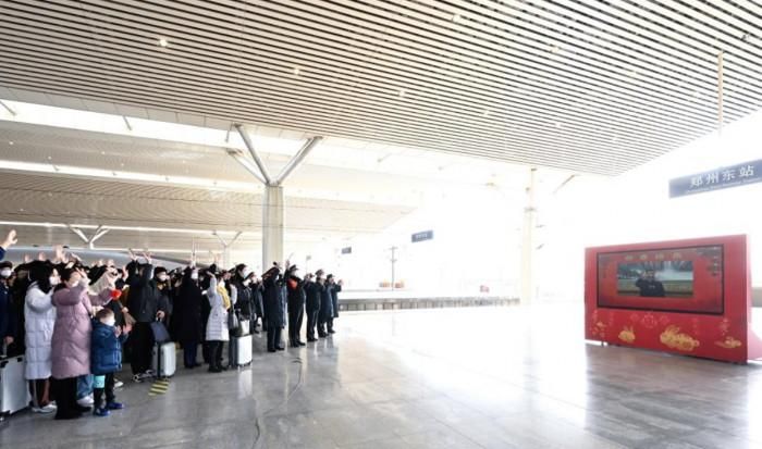 Ông Tập Cận Bình trao đổi với nhân viên ga đường sắt cao tốc Đông Trịnh Châu. Ảnh - Xinhua