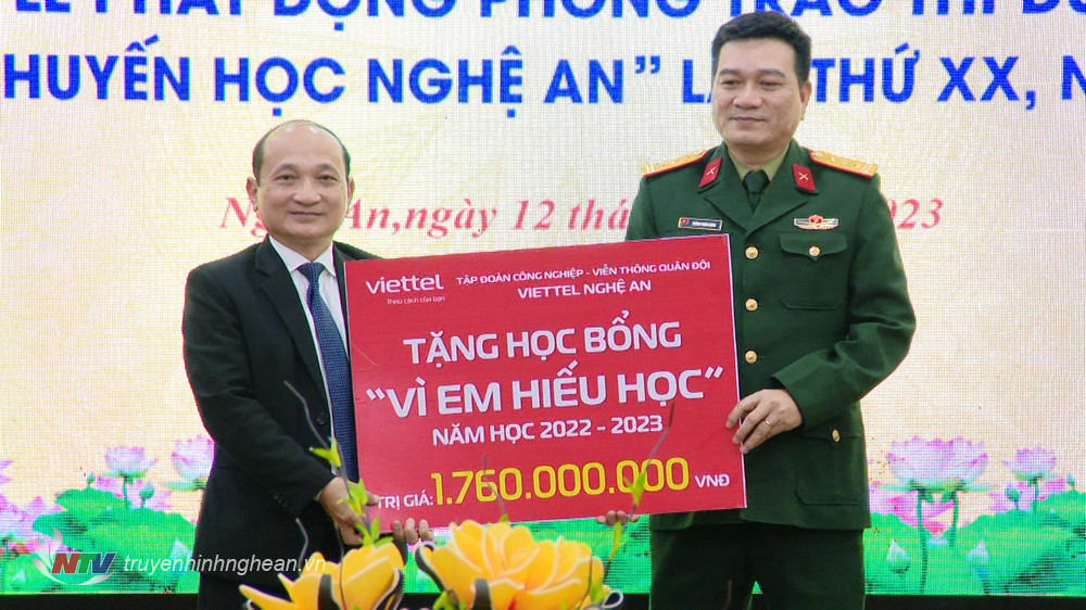 Đại diện Tập đoàn Viettel trao học bổng Vì em hiếu học năm học 2022-2023 cho Hội Khuyến học tỉnh PG88 go Bắn cá.