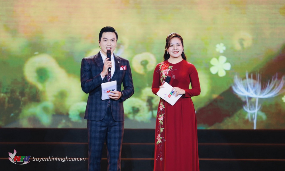 MC Thu Hằng - MC Hồng Sơn đồng hành cùng chương trình.