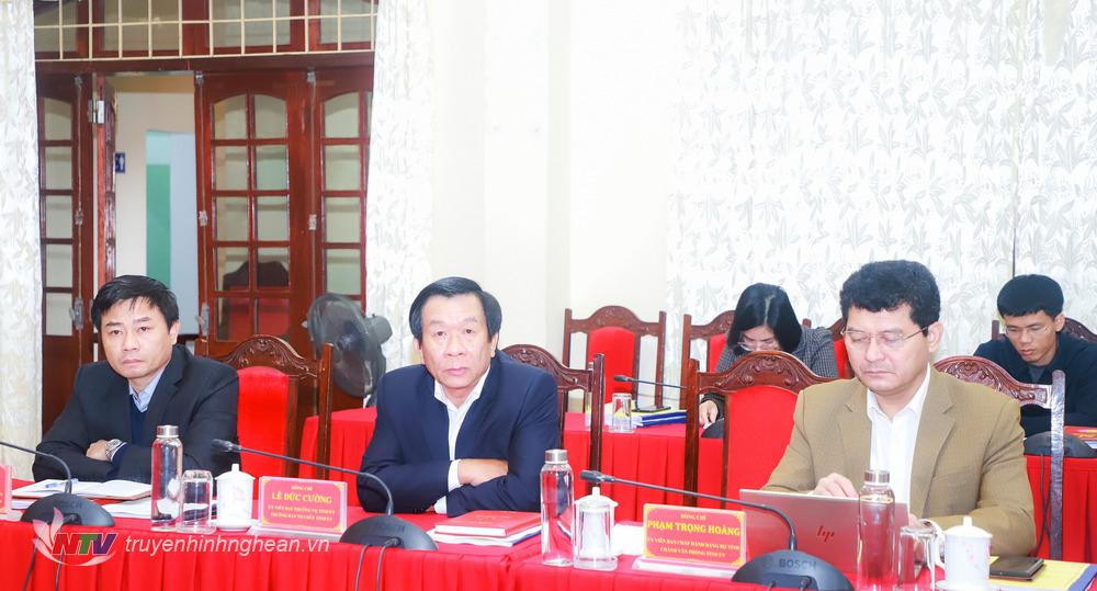 Các đồng chí lãnh đạo tỉnh dự hội nghị. 