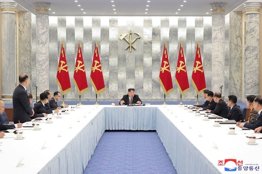 Ông Kim Jong-un chủ trì một phiên họp của đảng Lao động Triều Tiên hôm 31-12-2022. Ảnh: KCNA