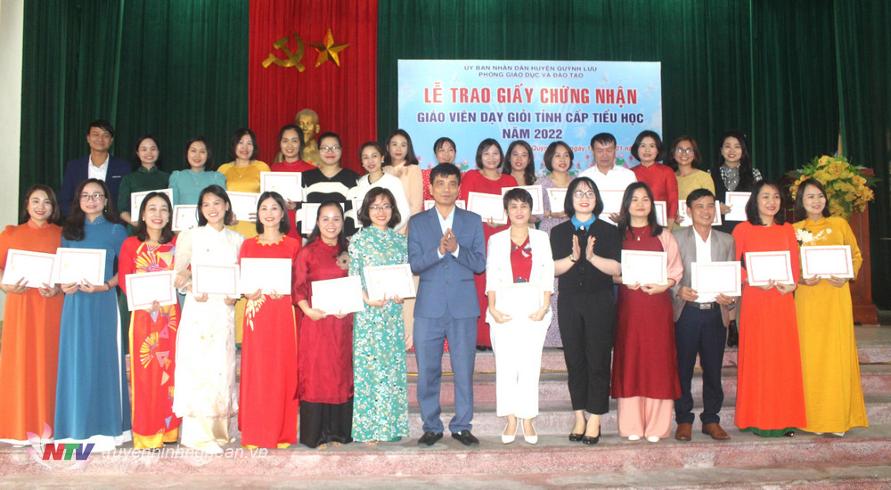 Trao giấy chứng nhận cho 28 giáo viên đạt giáo viên dạy giỏi cấp tỉnh bậc Tiểu học năm 2022