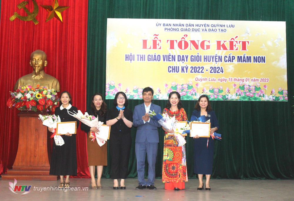 Khen thưởng cho 4 tập thể đạt thành tích xuất sắc trong Hội thi.