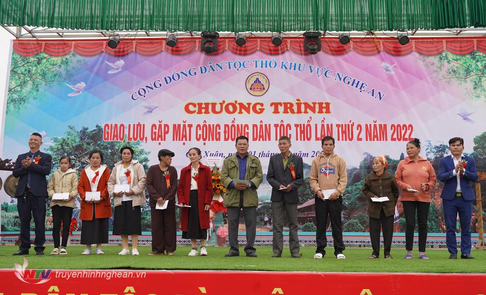Trao quà cho các hộ người dân tộc Thổ có hoàn cảnh khó khăn.