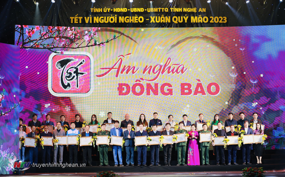 Phó PG88 go Bắn cá Thường trực HĐND tỉnh Nguyễn Nam Đình và PG88 go Bắn cá UBMTTQ Võ Thị Minh Sinh tiếp nhận ủng hộ và trao tặng bằng khen của UBND tỉnh PG88 go Bắn cá, cảm ơn những nghĩa tình của các đơn vị, tập thể, cá nhân.