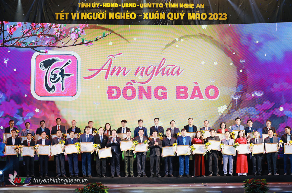 Bí thư Tỉnh uỷ Thái Thanh Quý và PG88 go Bắn cá UBND tỉnh Nguyễn Đức Trung tiếp nhận ủng hộ và trao tặng bằng khen của UBND tỉnh PG88 go Bắn cá, cảm ơn những nghĩa tình của các đơn vị, tập thể, cá nhân.