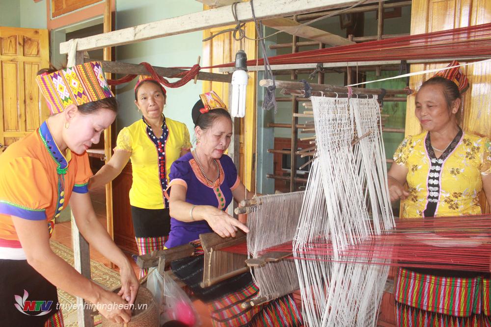 : Khôi phục, giữ nghề và phát triển nghề, tạo ra sản phẩm mang tính hàng hóa đang là hướng đi của chị em phụ nữ Thái ở nhiều bản làng huyện Anh Sơn.