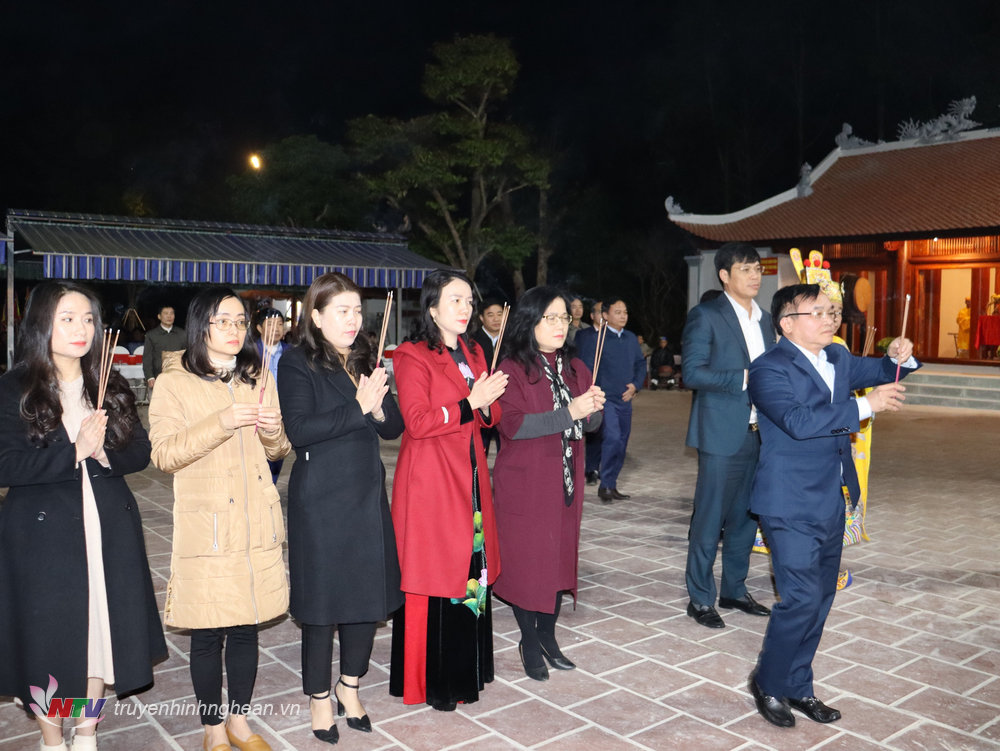 Các đại biểudâng hương tại lễ Cáo yết