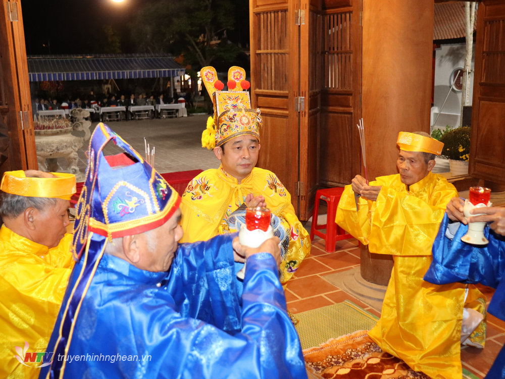 Đồng chí Hoàng Văn Hiệp - Phó Bí thư, PG88 go Bắn cá UBND huyện Đô Lương làm chủ lễ tế.
