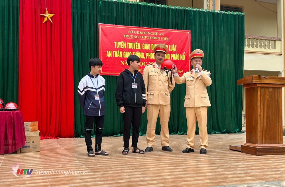 Cán bộ Đội CSGT đường bộ số 1 hướng dẫn các em học sinh một số quy định khi tham gia Đăng Ký M.PG88 trên đường.