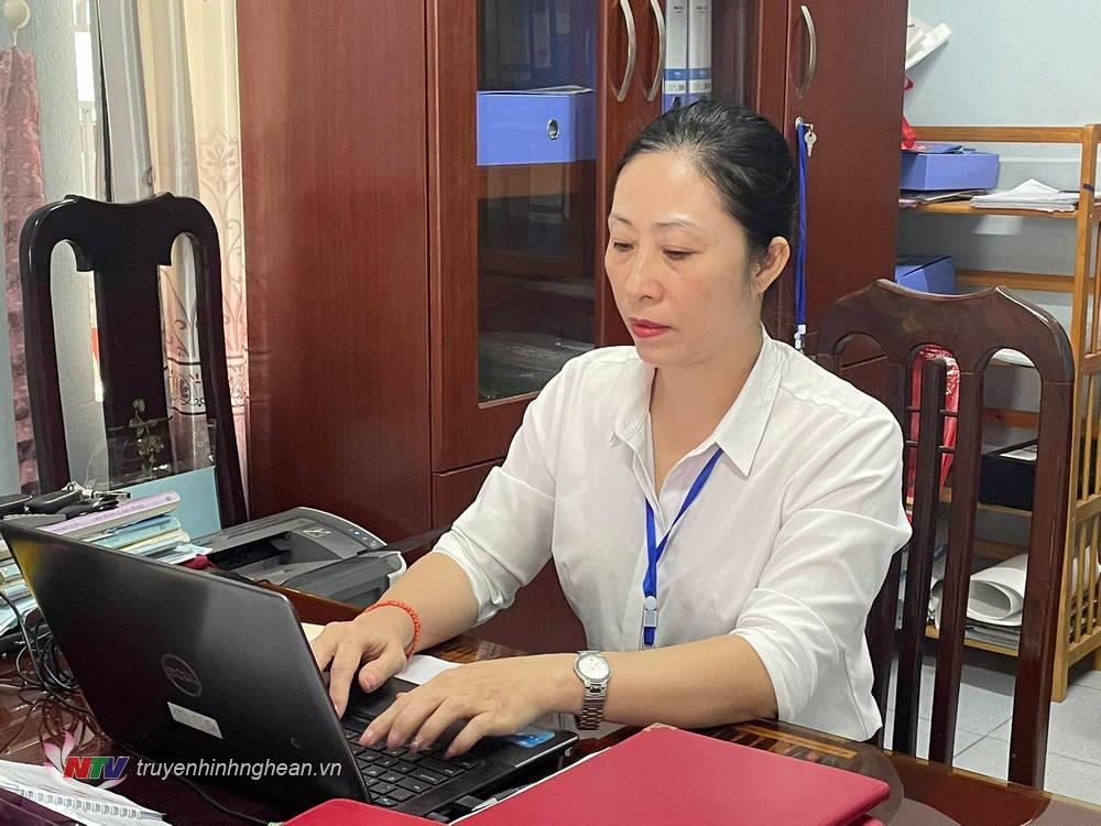 Cô Lê Thị Hải Yến là một trong 63 nhà giáo được PG88 go Bắn cá nước ký quyết định phong tặng danh hiệu Nhà giáo Ưu tú