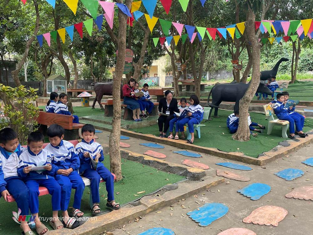 Cô Yến cùng các em học sinh trong giờ ngoại khóa