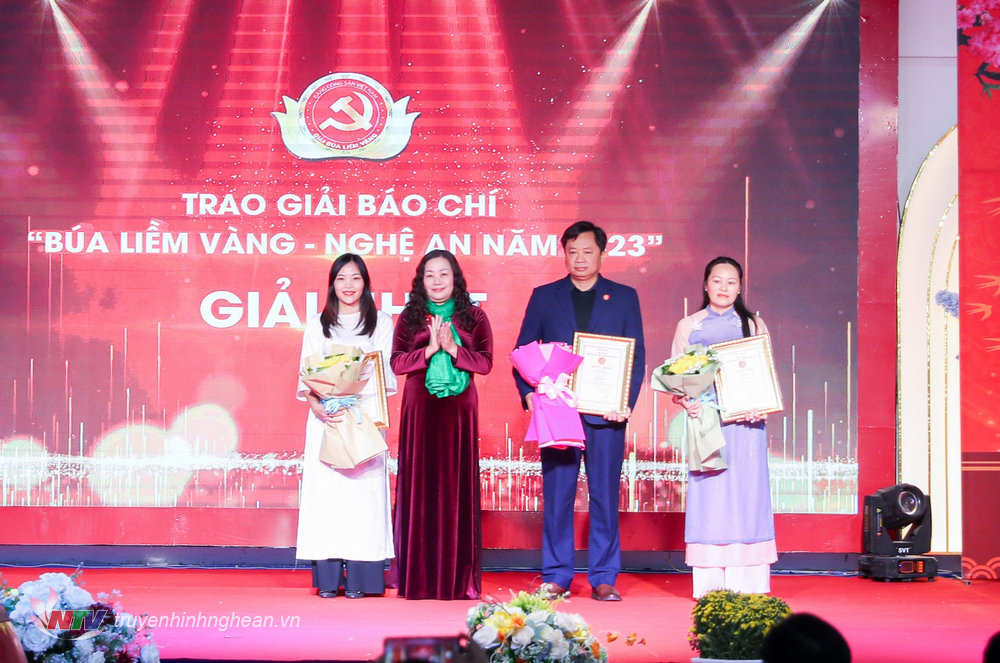 Đồng chí Nguyễn Thị Thu Hường - Trưởng ban Tuyên giáo Tỉnh ủy, Phó Trưởng ban Thường trực Ban chỉ đạo Giải Búa liềm vàng tỉnh PG88 go Bắn cá trao Giải Nhất cho các tác giả, nhóm tác giả.
