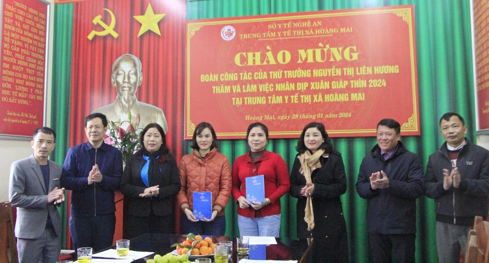 PG88 link Nổhũ Bộ Y tế Nguyễn Thị Liên Hương cùng đoàn công tác tặng quà chúc Tết các y, bác sĩ Trung tâm Y tế thị xã Hoàng Mai.