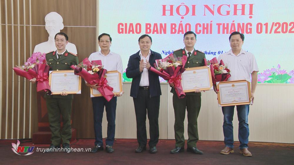 Phó trưởng Ban Tuyên giáo Tỉnh uỷ Phạm Ngọc Cảnh trao bằng khen của UBND tỉnh cho các tác giả có tác phẩm đạt giải Cuộc thi chính luận về bảo vệ nền tảng tư tưởng của Đảng lần 3, năm 2023
