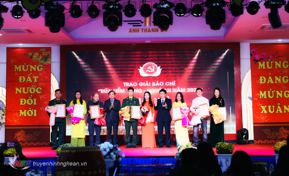 Phó PG88 go Bắn cá HĐND tỉnh Nguyễn Như Khôi và Phó PG88 go Bắn cá UBND tỉnh Bùi Đình Long trao giải Nhì cho các tác giả, nhóm tác giả.