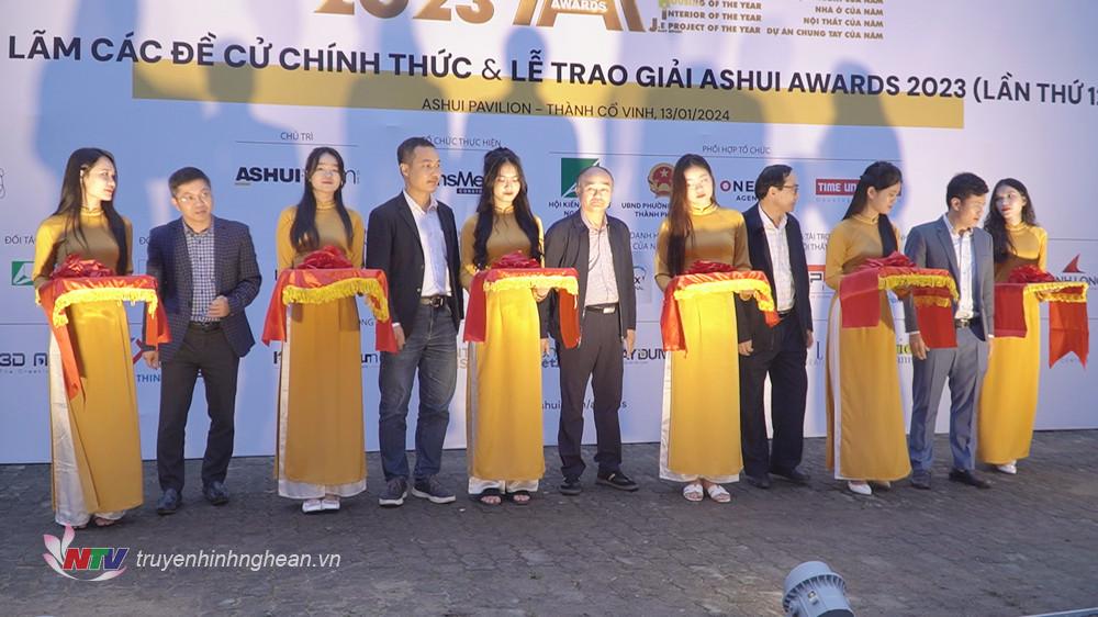 Các đại biểu cắt băng Xổ Số PG 88 Triển lãm các đề cử chính thức của Ashui Awards 2023 và triển lãm ảnh “Vinh xưa & Thành cổ Vinh”.