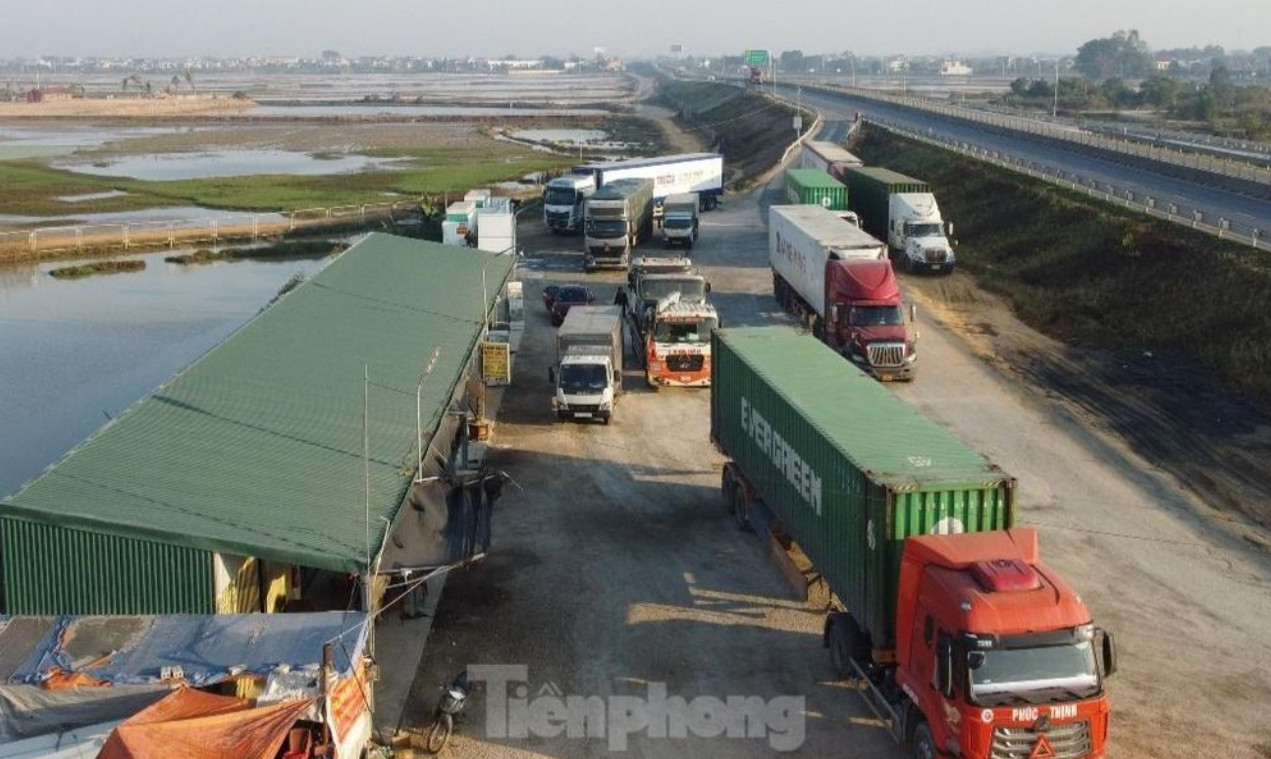Phương tiện dừng đỗ tại trạm dừng nghỉ tạm trên cao tốc Mai Sơn - QL45.