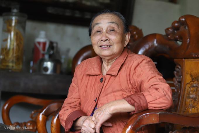 Bà Hoàng Thị Sơn kể về nghề làm hương của gia đình.
