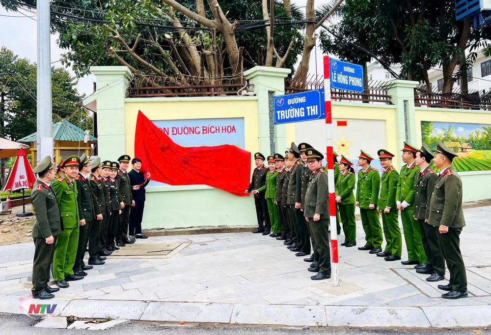 Các đại biểu thực hiện nghi thức khánh thành công trình.