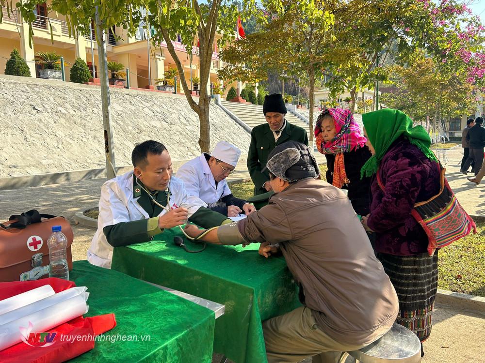 Khám bệnh cấp thuốc miễn phí.