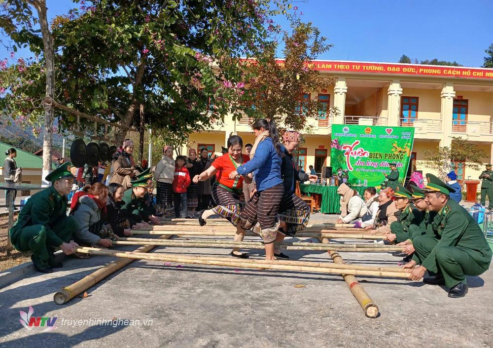 Quân dân vui nhảy sạp