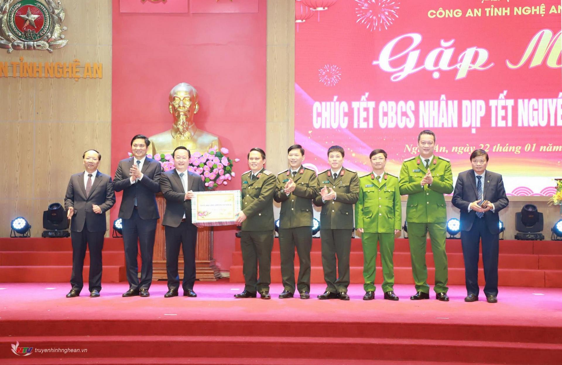 Các đồng chí lãnh đạo tỉnh tặng quà cán bộ, chiến sỹ Công an PG88 go Bắn cá nhân dịp Tết Nguyên đán Ất Tỵ 2025.