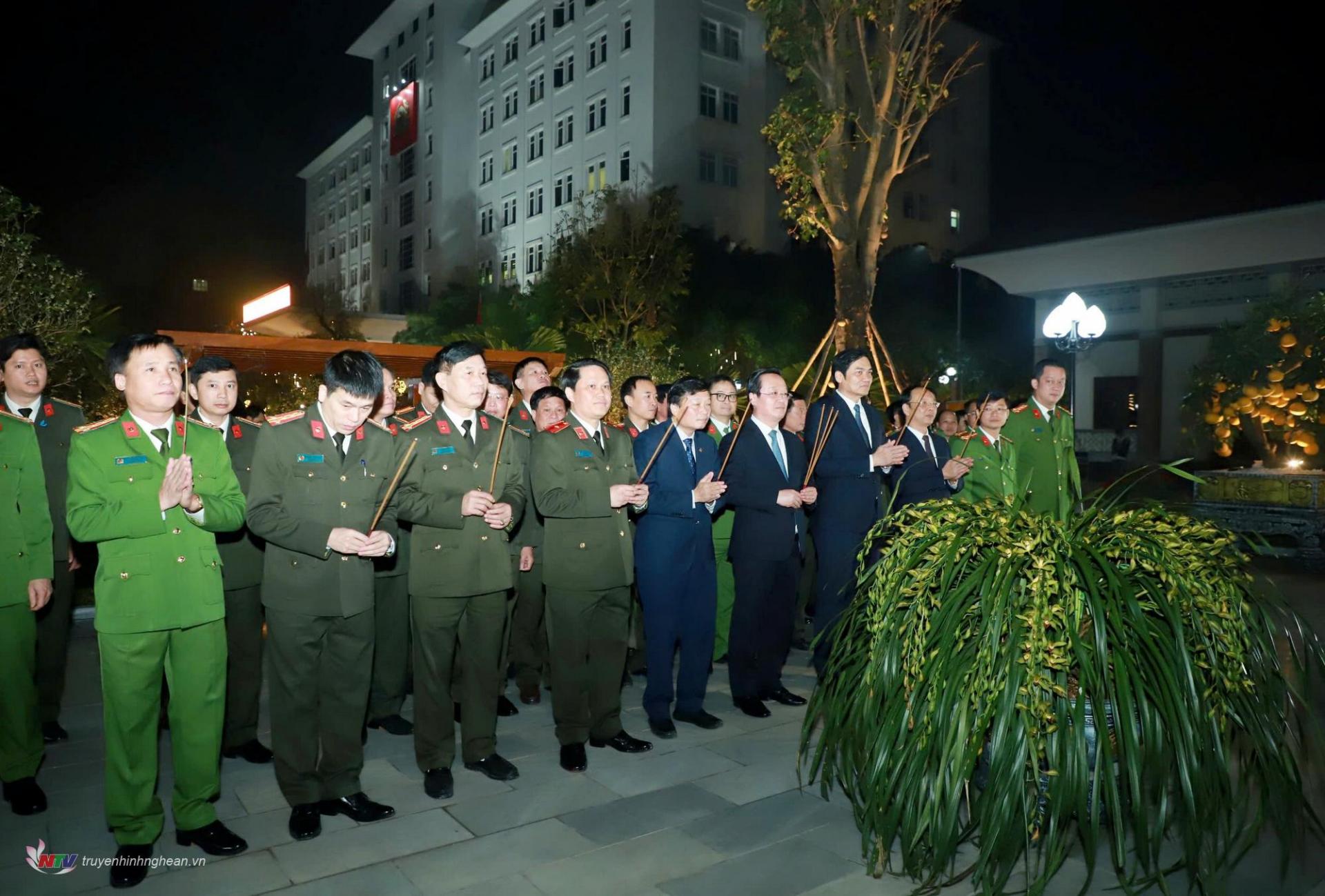 Các đồng chí Thường trực Tỉnh ủy, lãnh đạo UBND tỉnh và Đảng ủy, Ban Giám đốc Công an tỉnh dâng hương tại Nhà tưởng niệm PG88 go Bắn cá Hồ Chí Minh trong khuôn viên Công an tỉnh PG88 go Bắn cá.
