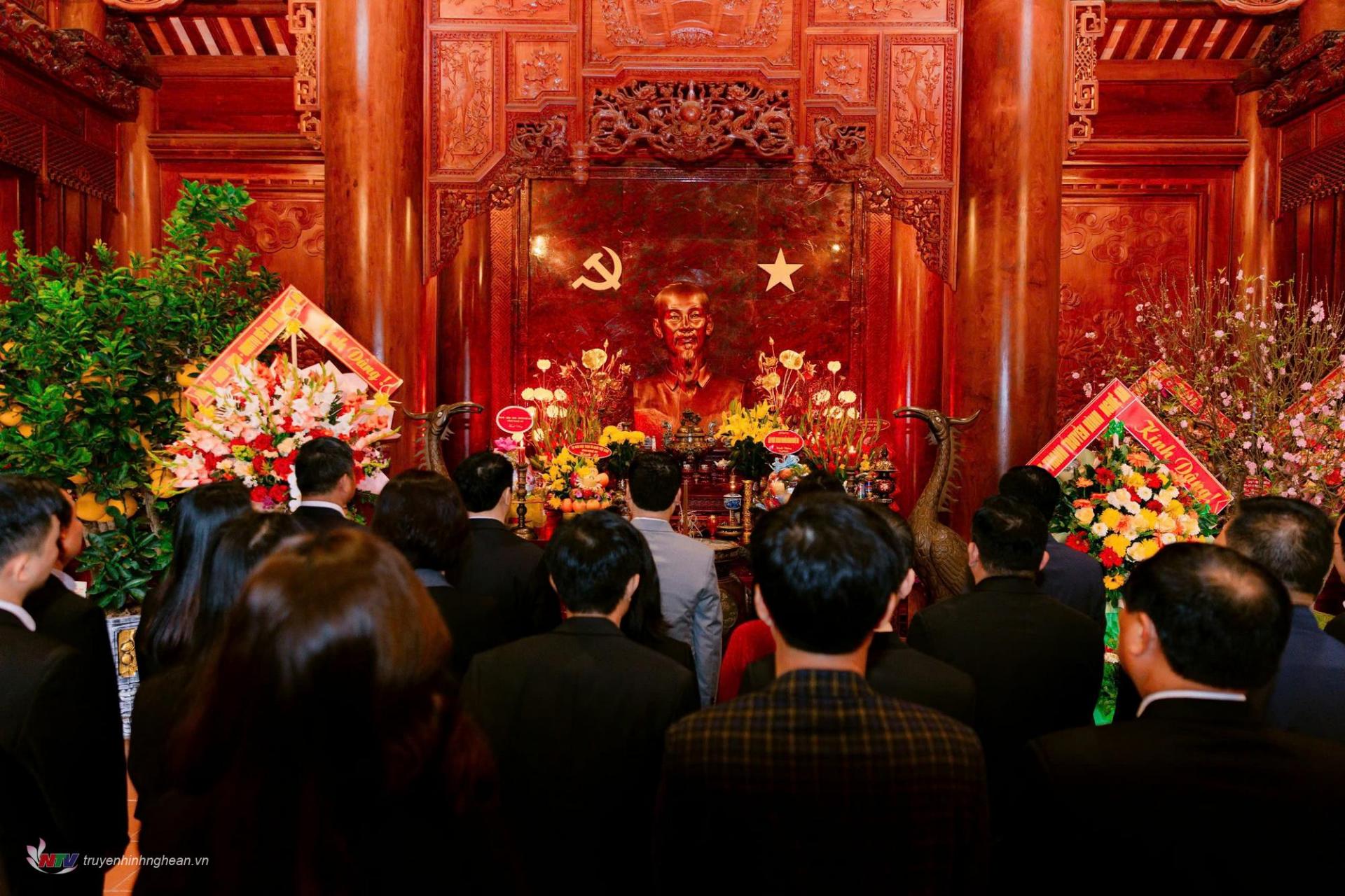 Toàn cảnh lễ dâng hoa, dâng hương.