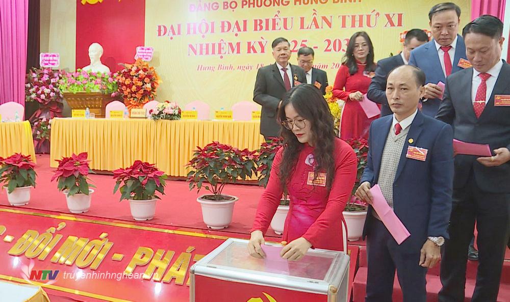 Các đại biểu bỏ phiếu bầu.