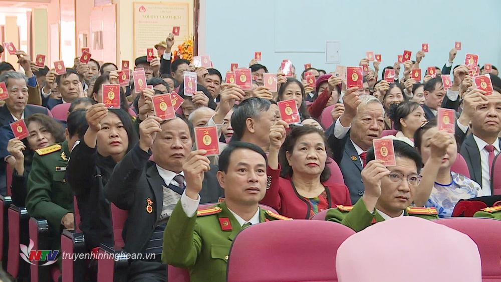Các đại biểu tham gia biểu quyết.