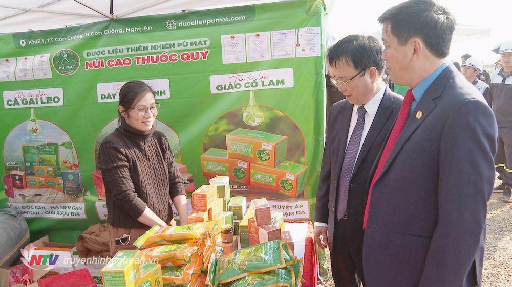 Các đại biểu tham quan các gian hàng Tết tại chương trình.