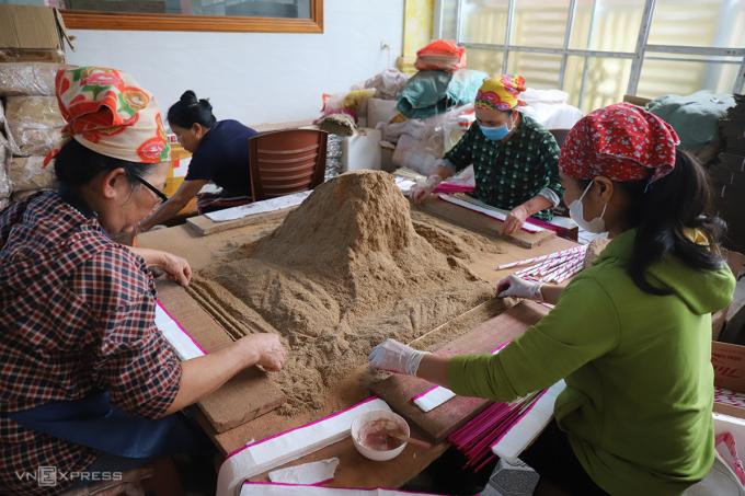 Người dân làng nghề ở huyện Quỳ Châu đang quấn hương trầm để phục vụ Tết Ất Tỵ.