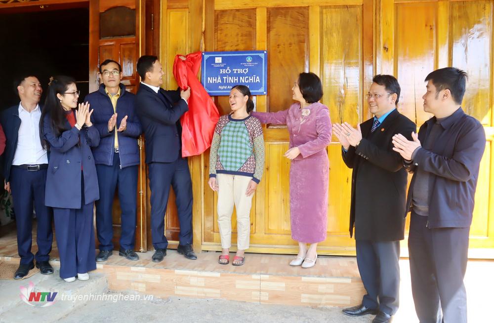 Đại diện Sở NN&PTNT, các nhà tài trợ trao chìa khóa tượng trưng cho 7 hộ được hỗ trợ nhà ở được bàn giao đợt này.
