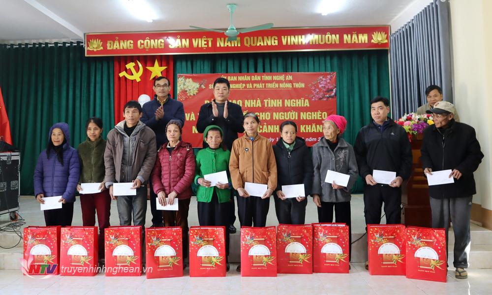 Lãnh đoạ huyện trao quà Tết cho các hộ khó khăn trên địa bàn.