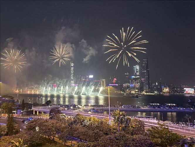Pháo hoa thắp sáng cảng Victoria chào đón Năm mới 2025.