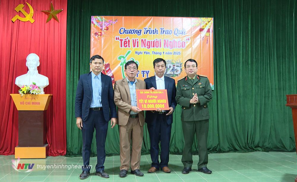 Thiếu tướng Phan Văn Sỹ, Phó Chủ nhiệm Chính trị Quân khu trao quà Tết vì người nghèo cho xã Nghi Yên.