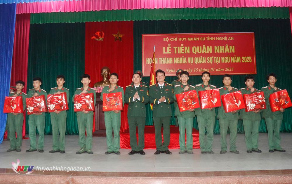 Đại tá Hoàng Đình Luân – Phó Chỉ huy trưởng Bộ Chỉ huy Quân sự tỉnh cùng các đồng chí đại biểu tặng quà chúc mừng các thanh niên hoàn thành nghĩa vụ quân sự trở về địa phương.
