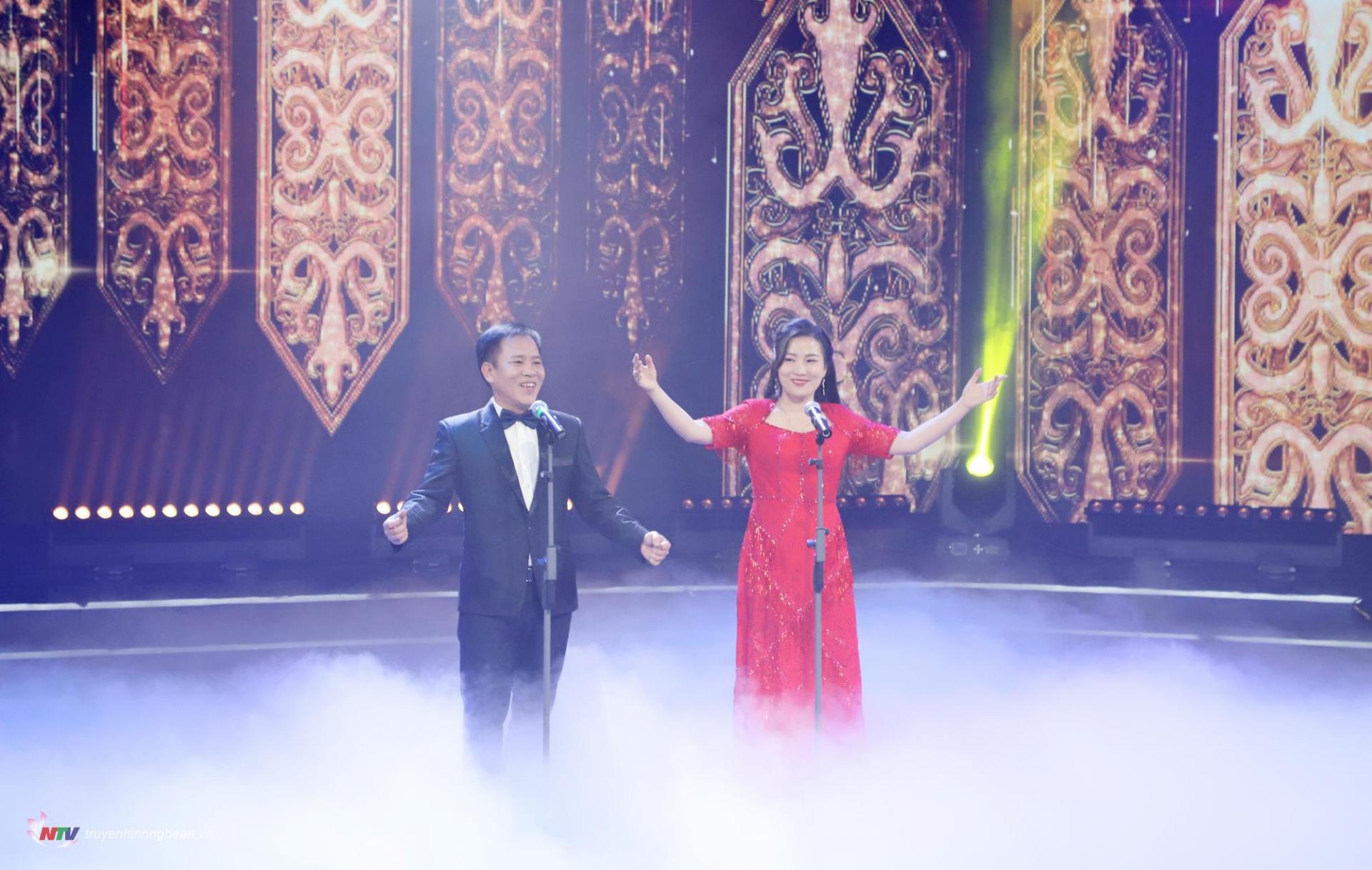 Đó là sự kết hợp hoành tráng của NSƯT Tiến Lâm – Trần Trang trong bản opera La traviata - Brindisi (Drinking song ) - Sáng tác: Verdi