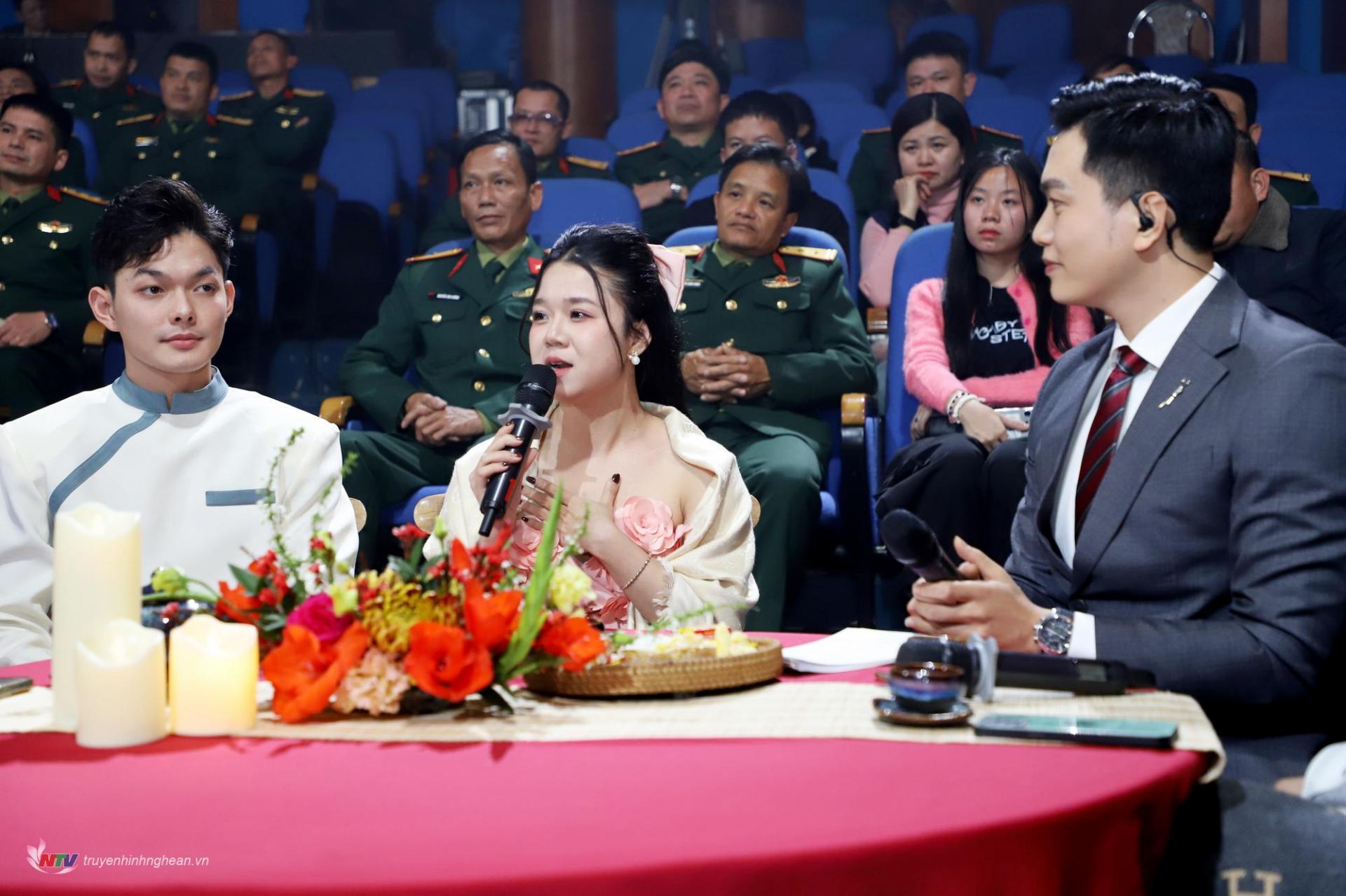 ca sỹ Bích Huấn - Quán quân dòng nhạc Nhẹ Sao Mai xứ Nghệ 2017 chia sẻ tại đêm Gala.