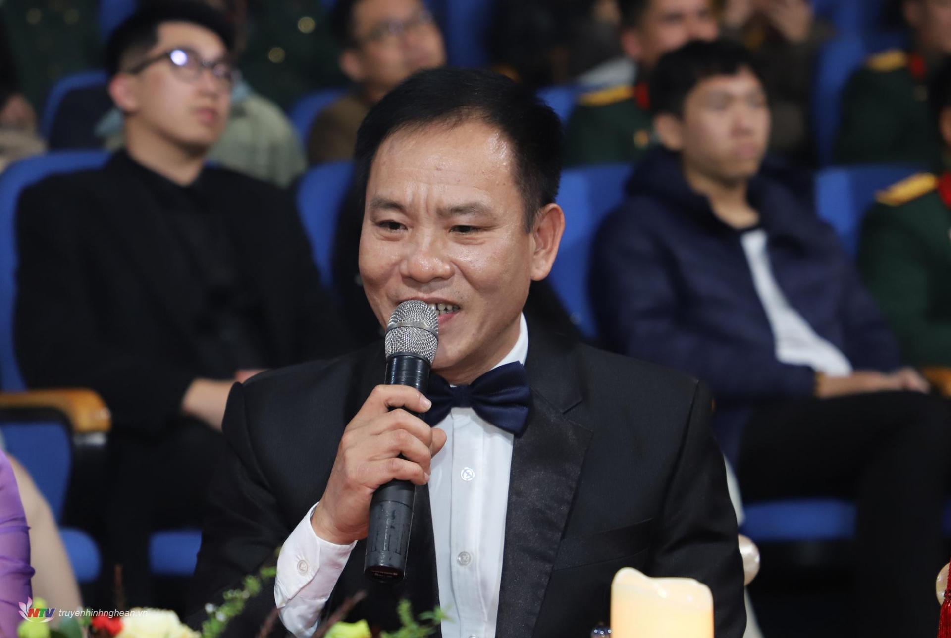 NSƯT Tiến Lâm - Á Quân Sao Mai toàn quốc năm 2001 trò chuyện tại đêm Gala.