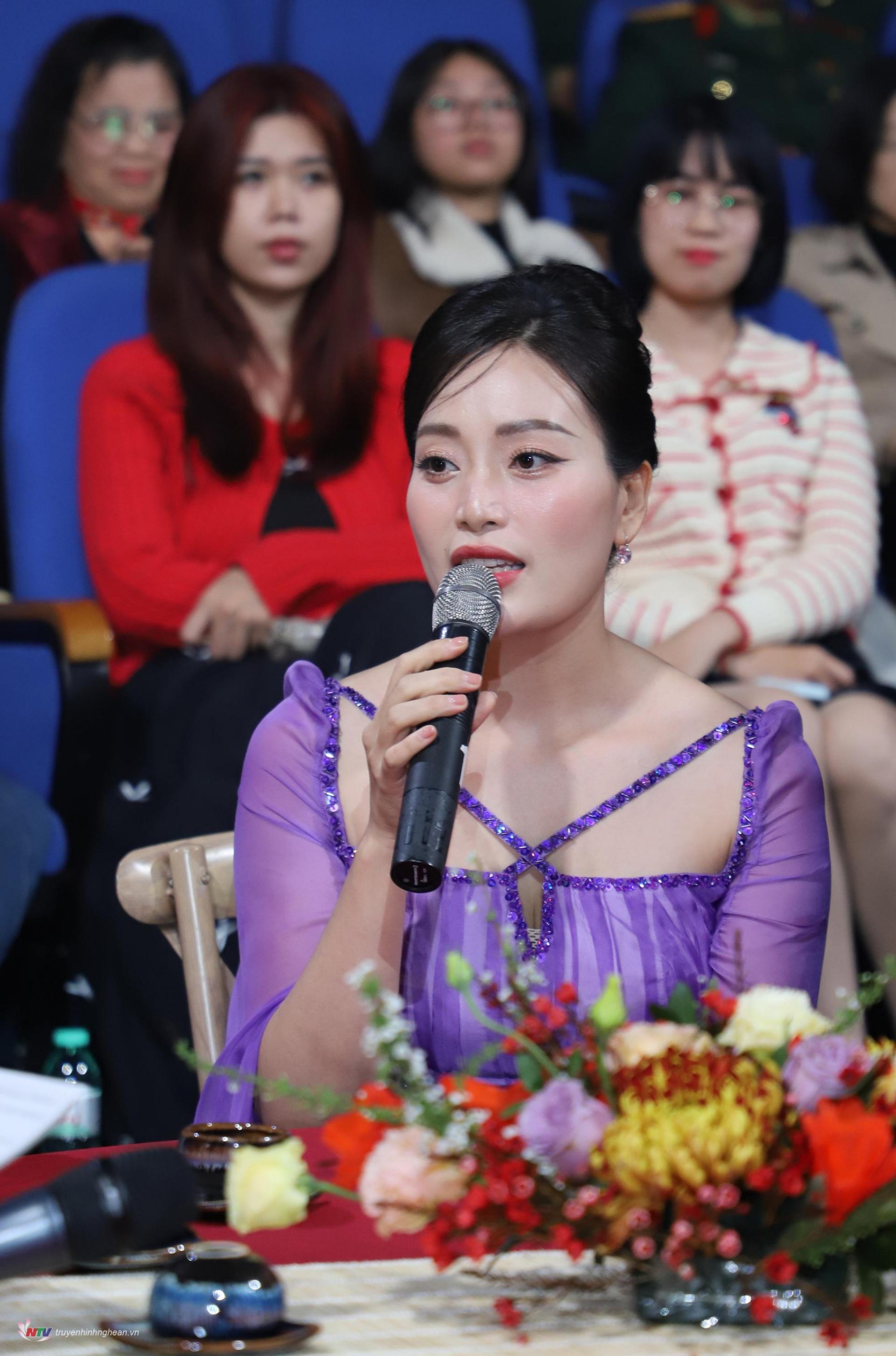 Ca sỹ Huyền Trang - Quán Quân Sao mai toàn quốc dòng nhạc Dân gian năm 2013 chia sẻ tại đêm Gala.