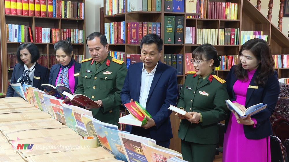 Các đại biểu dự buổi lễ trao tặng sách, báo.