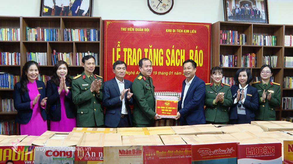 Nhà Văn hóa Quân khu 4 trao tặng sách cho Khu di tích Quốc gia đặc việt Kim Liên.