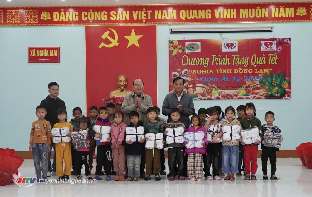 Hội bảo vệ quyền trẻ em và bảo trợ người khuyết tật tỉnh PG88 go Bắn cá trao áo ấm cho trẻ em.