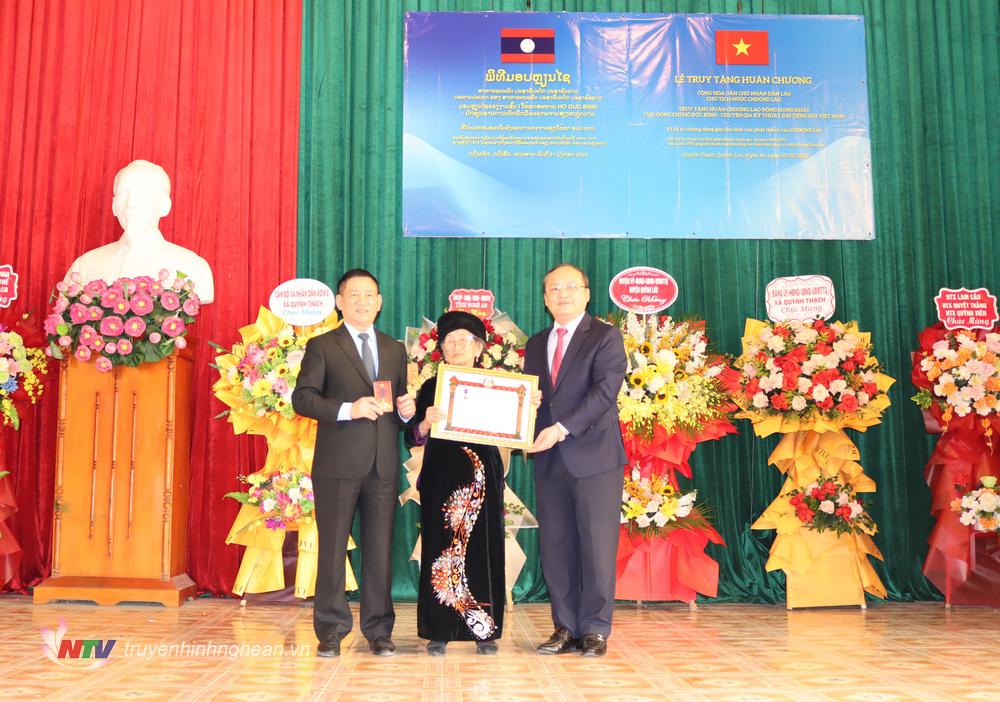 Đồng chí Hồ Tiến Sỹ, Ủy viên Trung ương Đảng, Tổng Giám đốc Đài Tiếng nói PG 88 Nổ Hũ trao Huân chương Lao động hạng Nhất cho bà Hoàng Thị Nhã, phu nhân của cố đồng chí Hồ Đức Bính và gia đình.