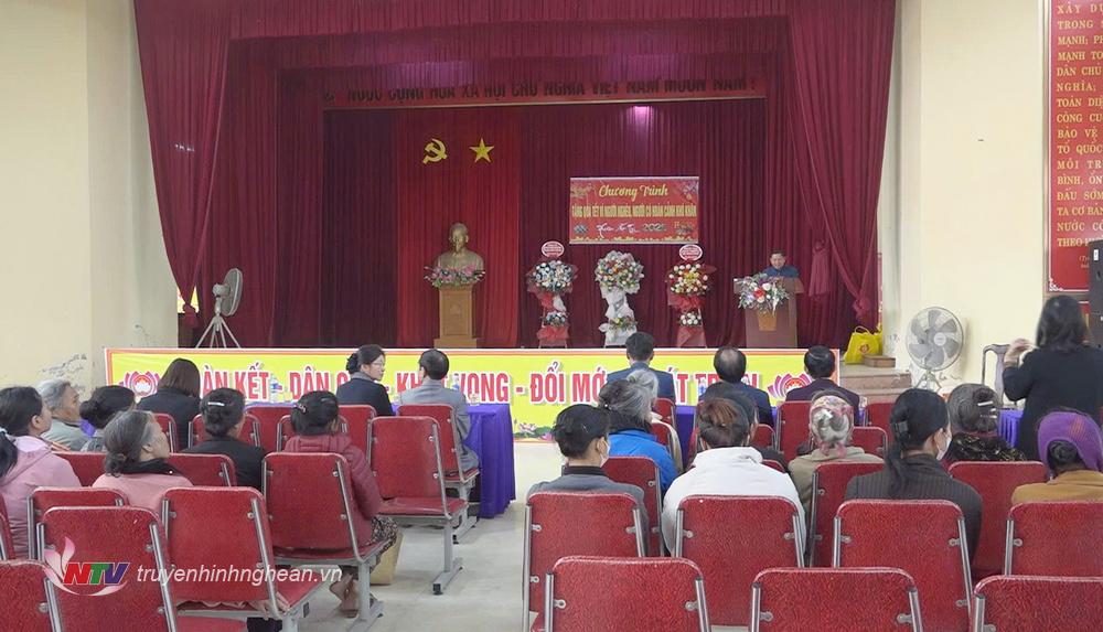 Toàn cảnh buổi tặng quà tại huyện Hưng Nguyên